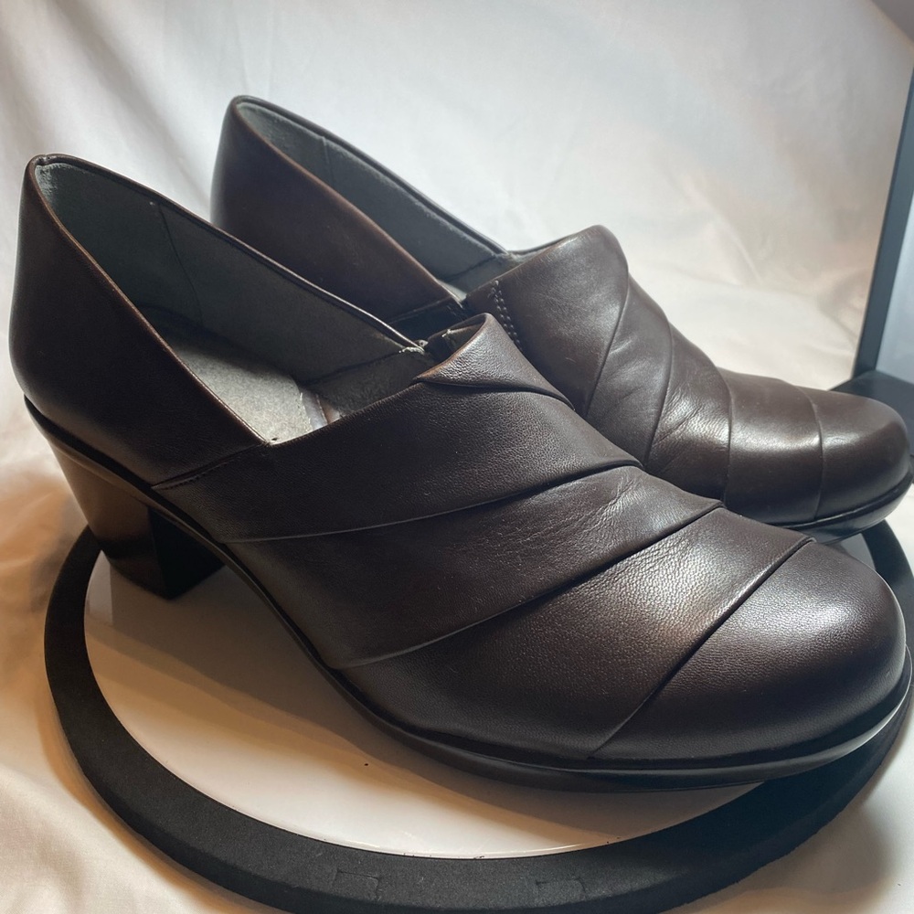 Naturalizer 2.5” chunky heel brown leather shoes. 10M